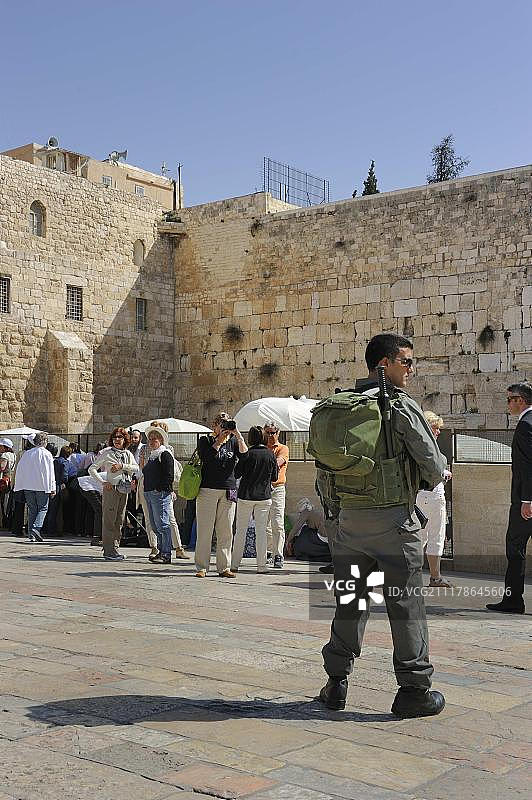 以色列士兵在哭墙或西墙（穆斯林区，耶路撒冷老城，以色列，中东，西南亚，亚洲）持机关枪守卫游客图片素材