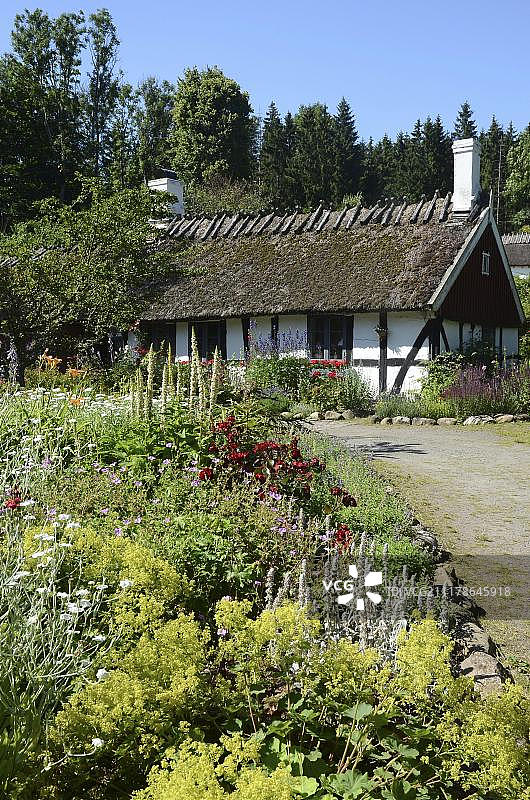 瑞典斯科讷省安德拉鲁姆老式半木结构小屋图片素材