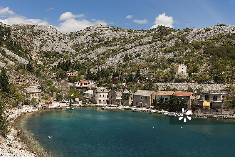 新建建筑与破旧房屋紧邻，位于克罗地亚达尔马提亚的利萨里卡图片素材