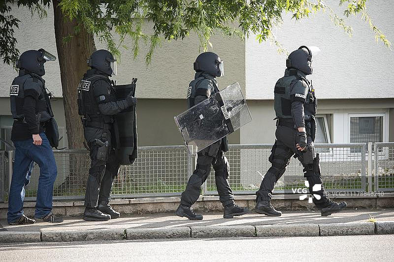 德国特警队逮捕了一名用枪威胁妻子的男子，地点：德国巴登-符腾堡州图片素材