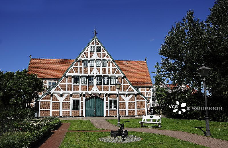 半木结构房屋与市政厅图片素材