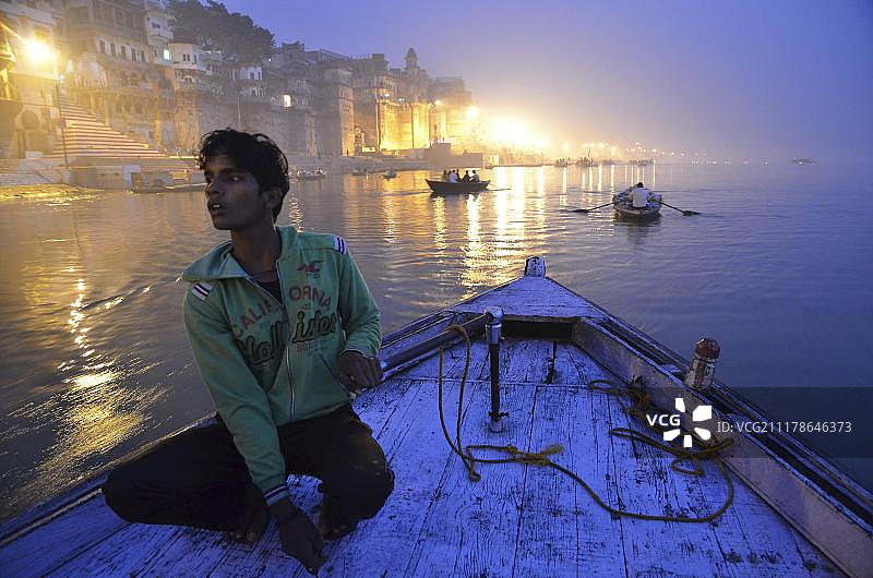 印度船夫在恒河黎明时分的 घाट 附近，印度北方邦瓦拉纳西图片素材