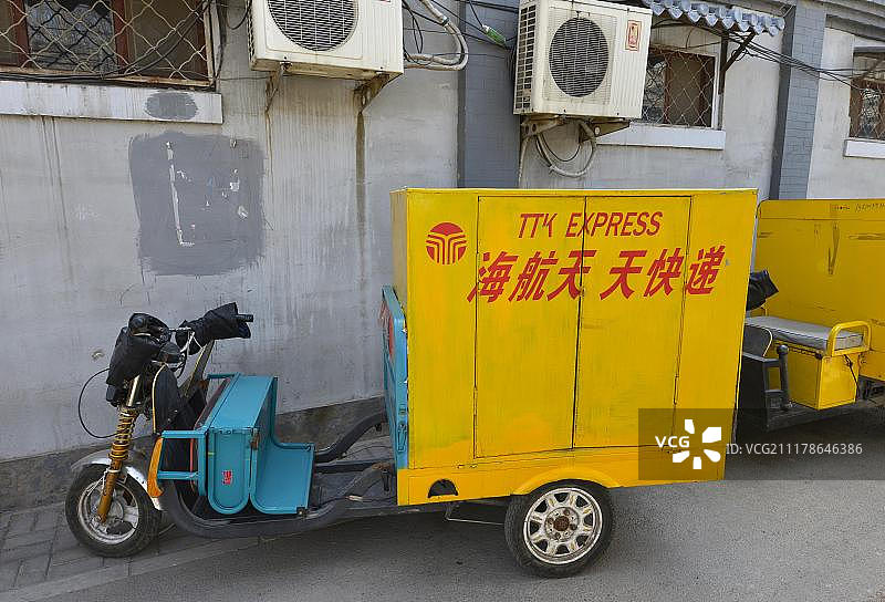 北京胡同里的电动三轮车图片素材