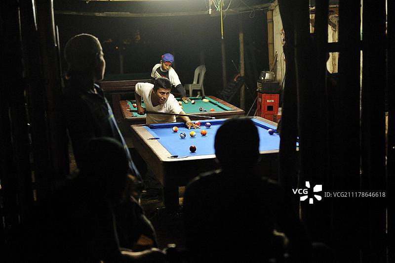 在尼加拉瓜马萨亚一家酒吧里打台球的男人们图片素材