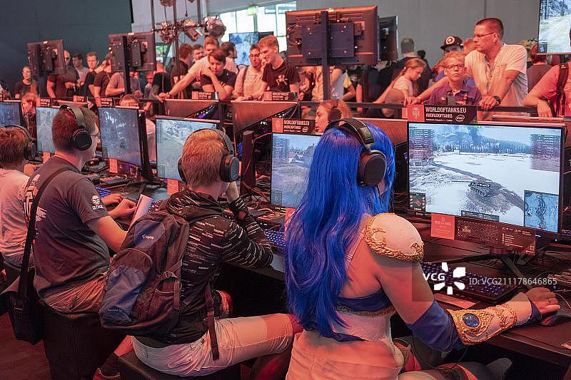 科隆游戏展上玩军事电脑游戏的角色扮演女游客图片素材