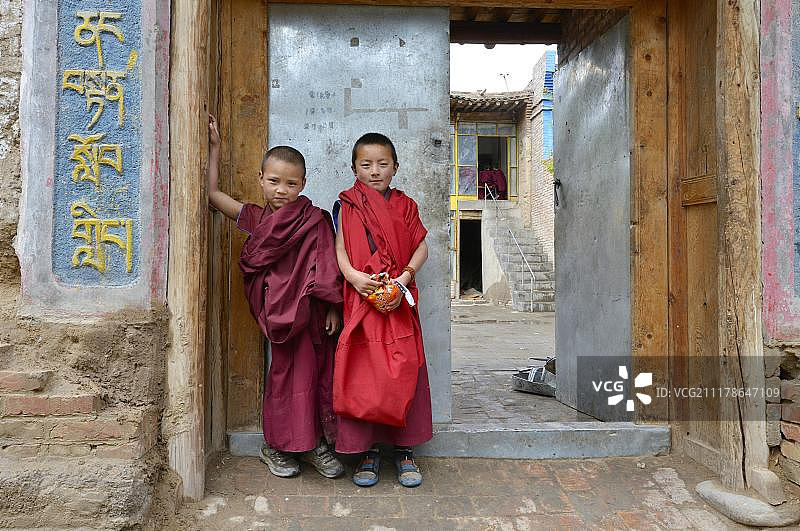 两名年轻僧人在青海同仁寺图片素材