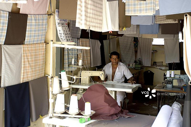 斯里兰卡坦加勒市场中制作材料中的僧伽罗族裁缝图片素材