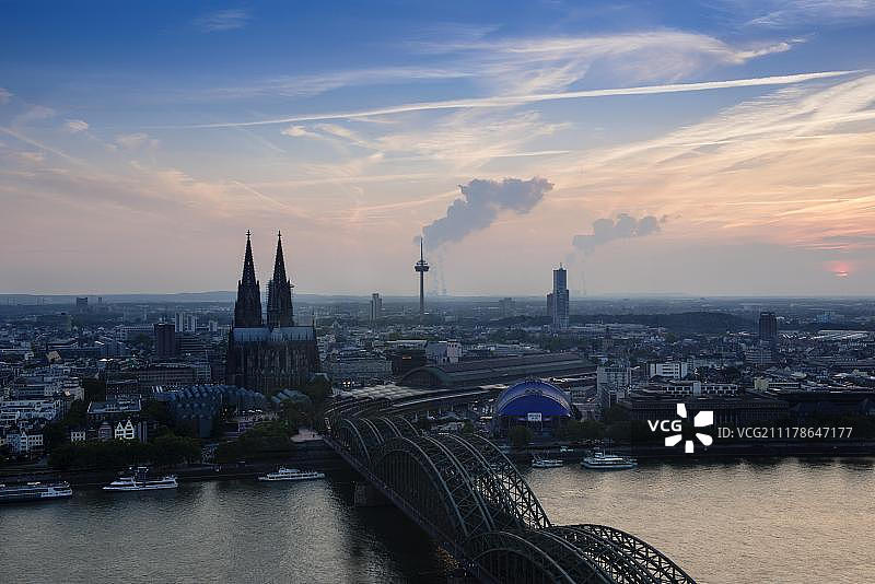 科隆夜景： Deutz桥、老城区、科隆大教堂和科隆歌剧院图片素材