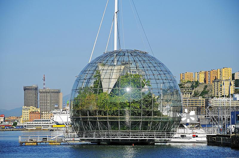 带有热带雨林生态系统的生物圈玻璃球，位于意大利利古里亚热那亚旧港图片素材