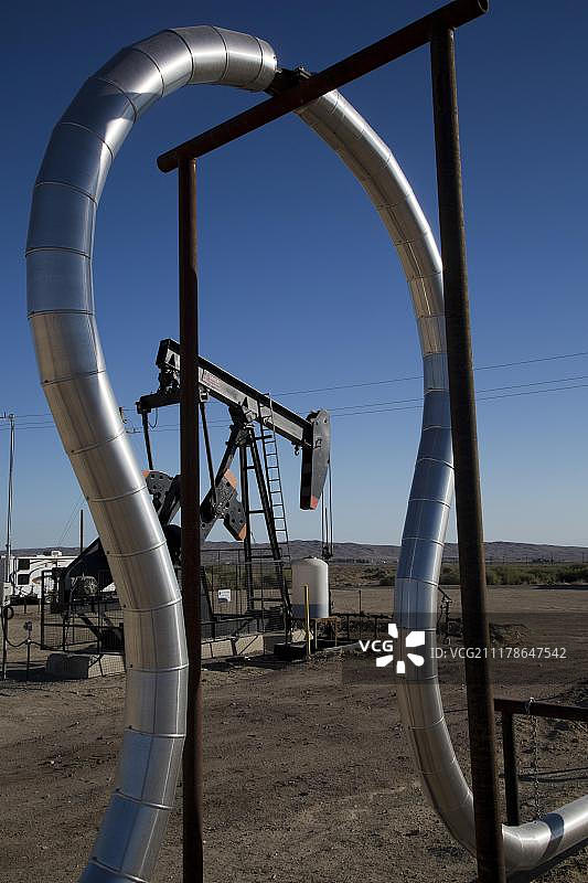美国加州南部圣华金谷油田的天然气管道图片素材