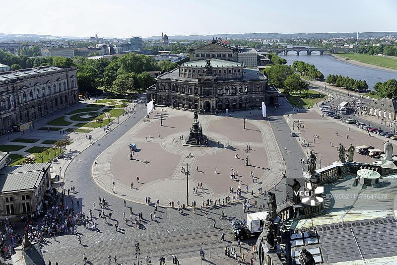从豪斯曼塔楼看到的德累斯顿剧院广场和森帕歌剧院，易北河上的佛罗伦萨，萨克森，德国，欧洲图片素材