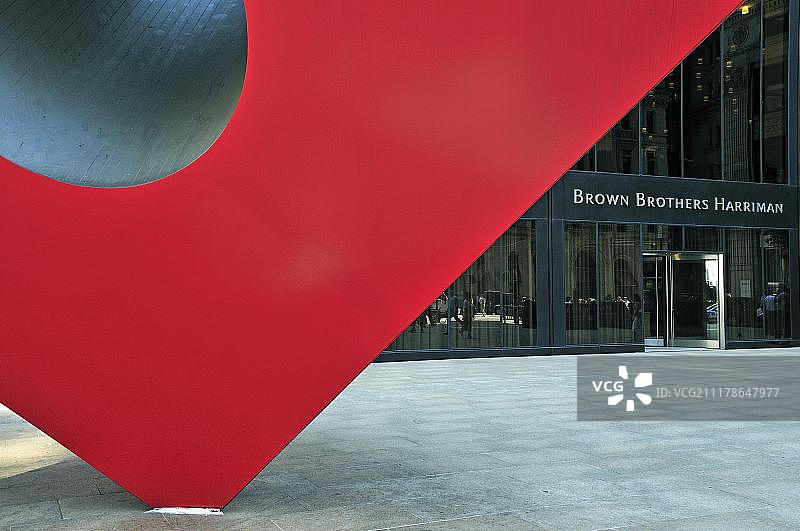 纽约金融区野口勇“红色立方体”雕塑图片素材