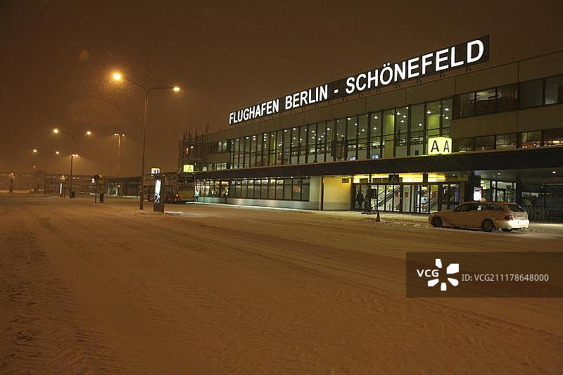 德国柏林舍内费尔德机场的冬季混乱场景，大量航班取消图片素材