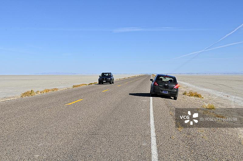 前往美国犹他州温多弗大盐湖沙漠博纳维尔盐滩赛道的道路图片素材