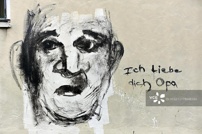 带有“我爱你，爷爷”涂鸦肖像，德国埃尔兰根剧院广场图片素材