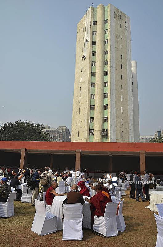 来自亚洲和西方的佛教僧侣和尼姑在印度新德里参加2011年全球佛教大会图片素材