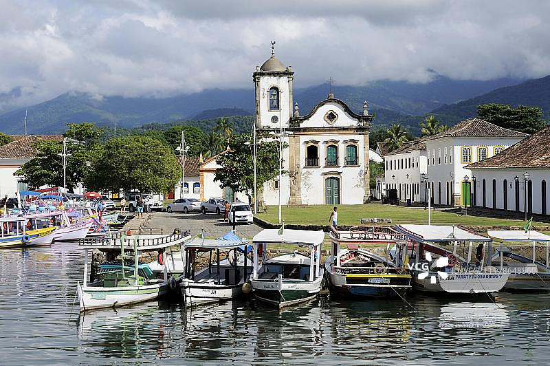 巴西里约热内卢州帕拉蒂圣丽塔教堂渔港图片素材