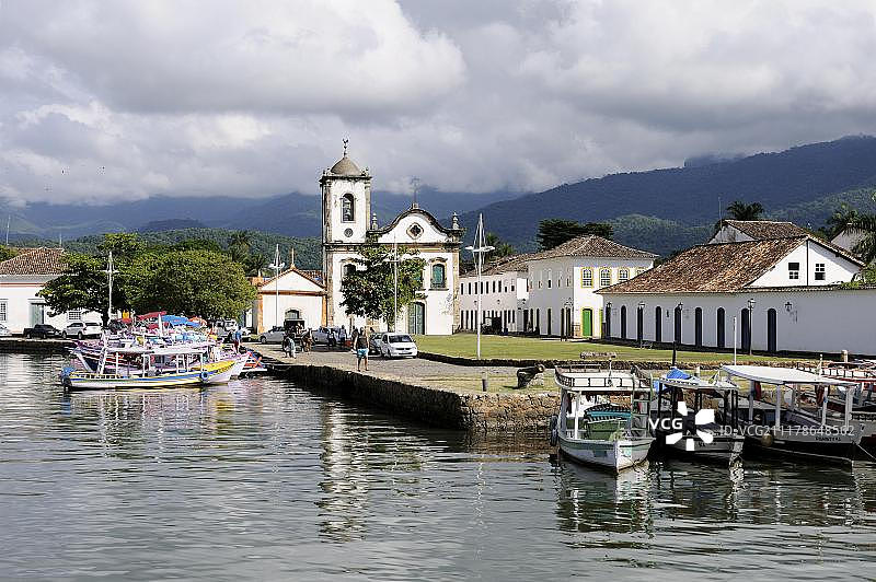 巴西里约热内卢州帕拉蒂圣丽塔教堂渔港图片素材