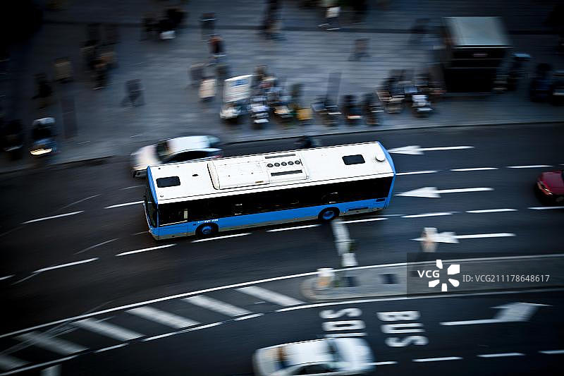 西班牙马德里格兰维亚大街的公共交通图片素材