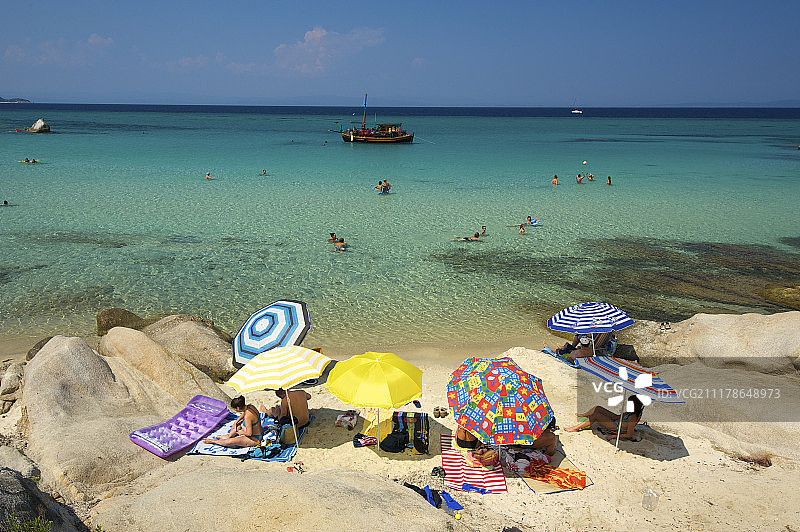 在希腊哈尔基季基半岛波托卡利海滩撑伞的游客图片素材