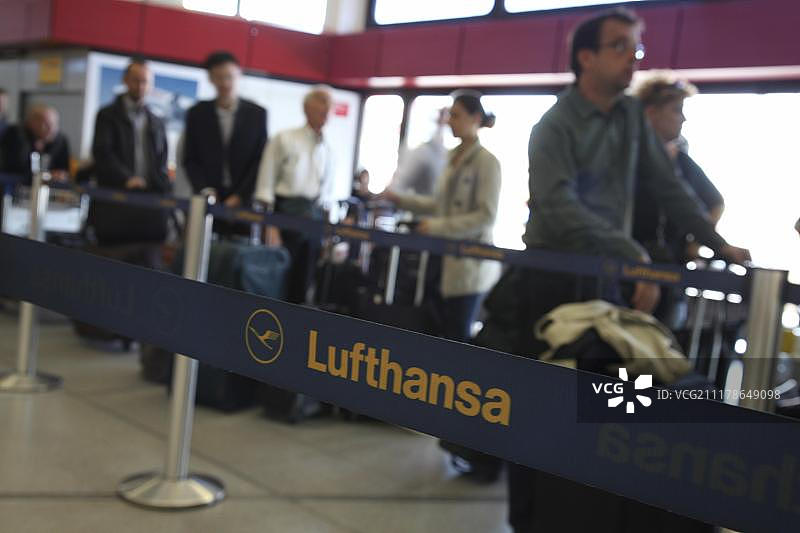 汉莎航空空乘罢工导致航班延误和取消，乘客在柏林泰格尔机场等待（德国，欧洲）图片素材