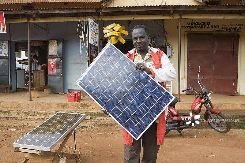 乌干达马辛迪，电气商店的老板Tinkasimire先生，提供Premier Modul太阳能电池板等产品图片素材