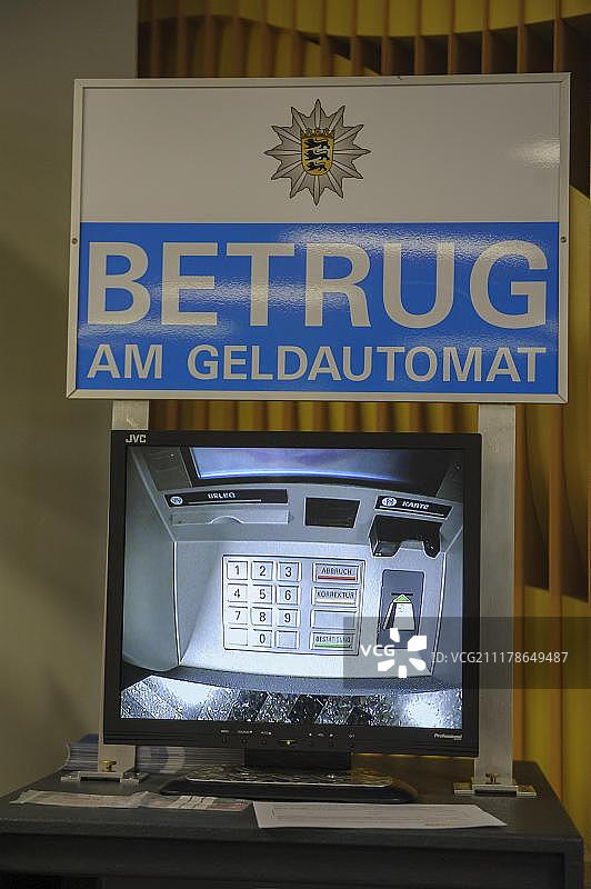 关于ATM欺诈的信息，迷你摄像头将输入键盘传输到大屏幕上，用于演示图片素材