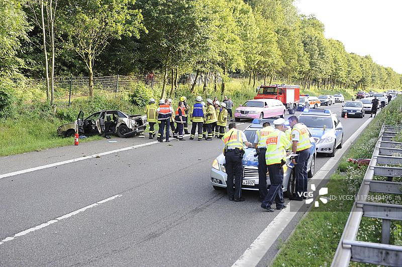 德国巴登-符腾堡州交通事故现场，两车相撞，多人受伤图片素材
