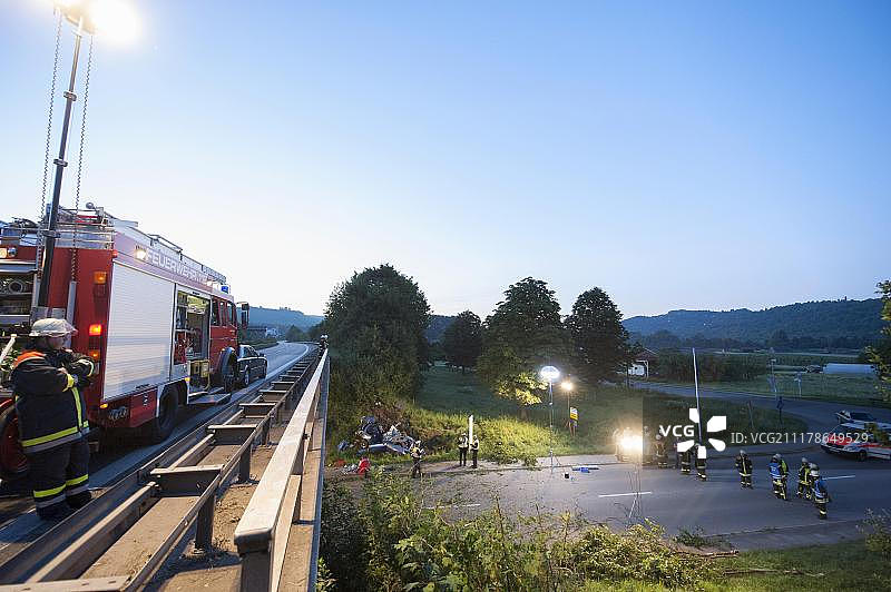 消防部门在B29公路致命交通事故现场进行照明工作，本田司机冲破了护栏，地点：德国巴登-符腾堡州格罗塞帕赫，欧洲图片素材