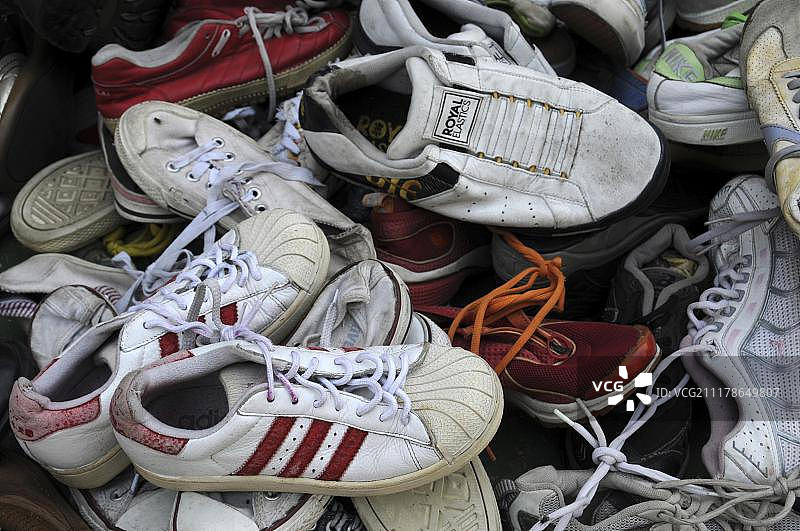 旧运动鞋，跳蚤市场，柬埔寨，亚洲图片素材
