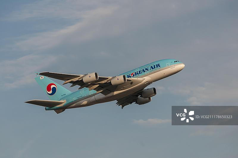 大韩航空空中客车A380-861法兰克福机场起飞图片素材