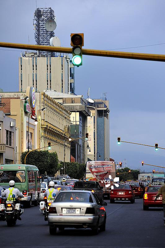 哥斯达黎加圣何塞市中心Avenida Segunda街的交通与绿色交通灯图片素材