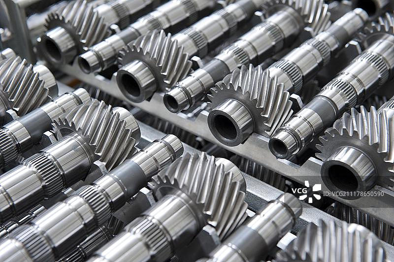 大众汽车卡塞尔工厂DQ250变速箱轴和齿轮制造及总装生产图片素材