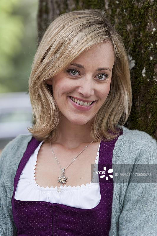 女演员朱迪思·里希特在奥地利格罗斯拉明拍摄电视剧《乡村女医生》图片素材