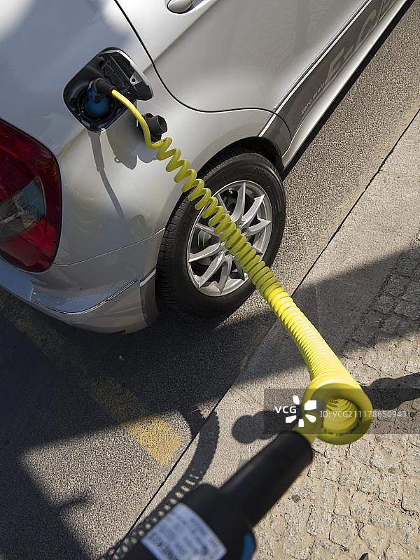 梅赛德斯A级E-Cell电动汽车充电线，德国柏林中央火车站图片素材
