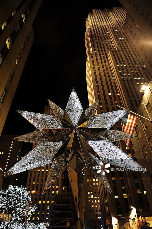 美国纽约洛克菲勒中心圣诞树顶部的施华洛世奇星星图片素材