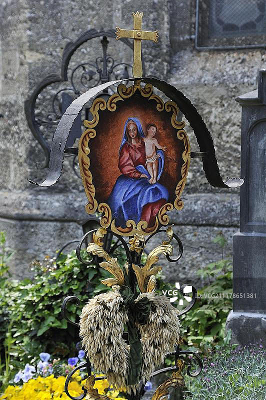 萨尔茨堡圣彼得墓地上的旧彩色锻铁十字架图片素材