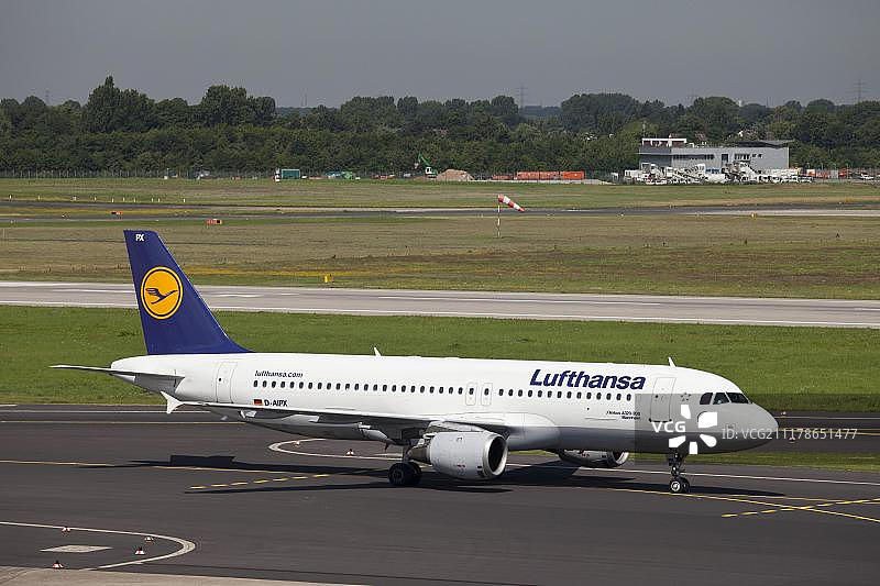 汉莎航空空客A320-200型飞机，停在德国杜塞尔多夫机场的停机坪跑道上图片素材