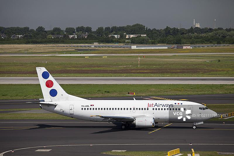 Jat航空公司飞机，波音737-300在跑道上，杜塞尔多夫机场，德国北莱茵-威斯特法伦州图片素材