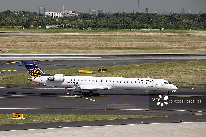 欧洲之翼航空的庞巴迪CRJ900 NextGen飞机，位于德国杜塞尔多夫机场跑道上图片素材