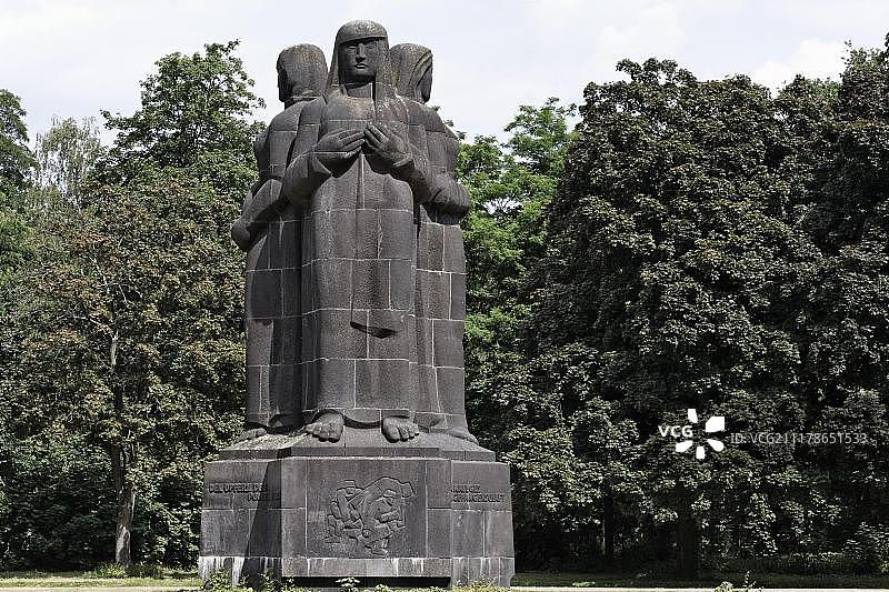 三座巨型女性雕塑，由玄武岩熔岩制成，位于德国北莱茵-威斯特法伦州杜塞尔多夫市北公墓的纪念馆，欧洲图片素材