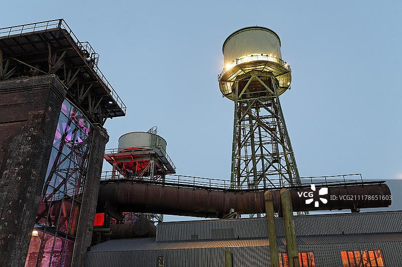 德国波鸿百年厅水塔和泵房夜景图片素材