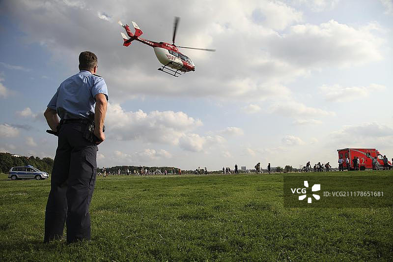 空中救护车行动：一名15岁女孩严重烧伤后，由救援直升机从滕珀尔霍夫机场飞往柏林事故医院图片素材