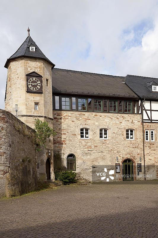 瓦尔deck城堡庭院与钟楼，位于德国黑森州埃德塔尔图片素材