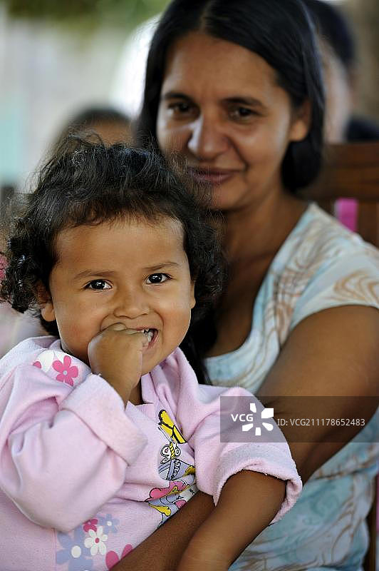 母亲和孩子，南美洲巴拉圭卡宁德尤省库鲁瓜蒂区图片素材