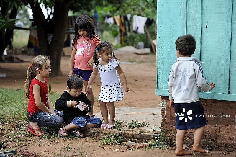 在村庄里的孩子们（巴拉圭卡宁德尤省库鲁瓜蒂区）图片素材