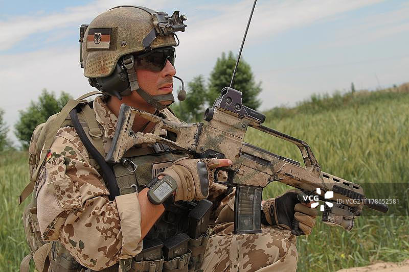 阿富汗战争：在北约驻阿富汗国际安全援助部队行动中，昆都士特遣部队（也称为保护训练营）的一名德国士兵在阿富汗昆都士Quantliam巡逻图片素材