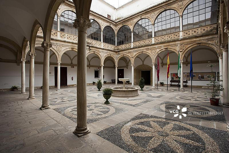 西班牙安达卢西亚乌韦达卡尔德纳斯宫市政厅广场图片素材