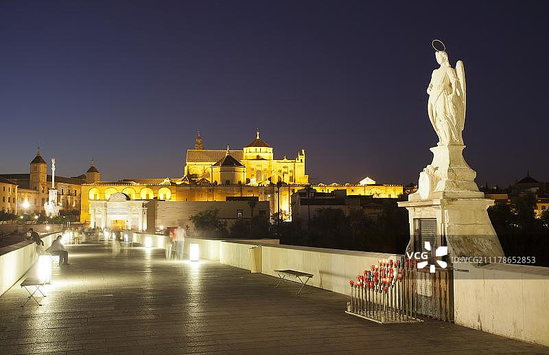 西班牙科尔多瓦罗马桥、圣拉斐尔雕像与科尔多瓦主教座堂图片素材