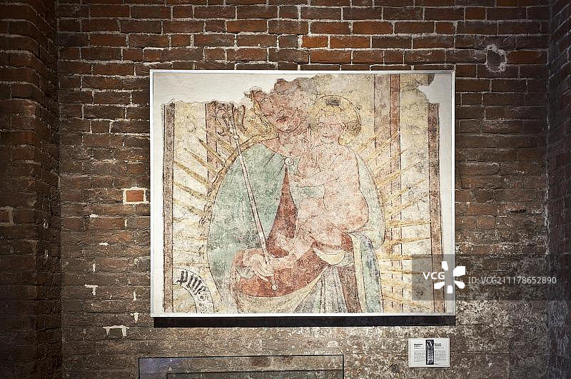 德国梅克伦堡-西波美拉尼亚州维斯马圣玛丽教堂塔楼的新月月亮圣母展览图片素材